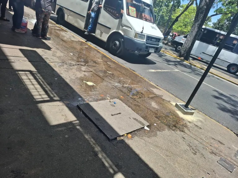 Maturineses: autoridades le hacen caso omiso a un desborde de aguas negra en la avenida Bolívar