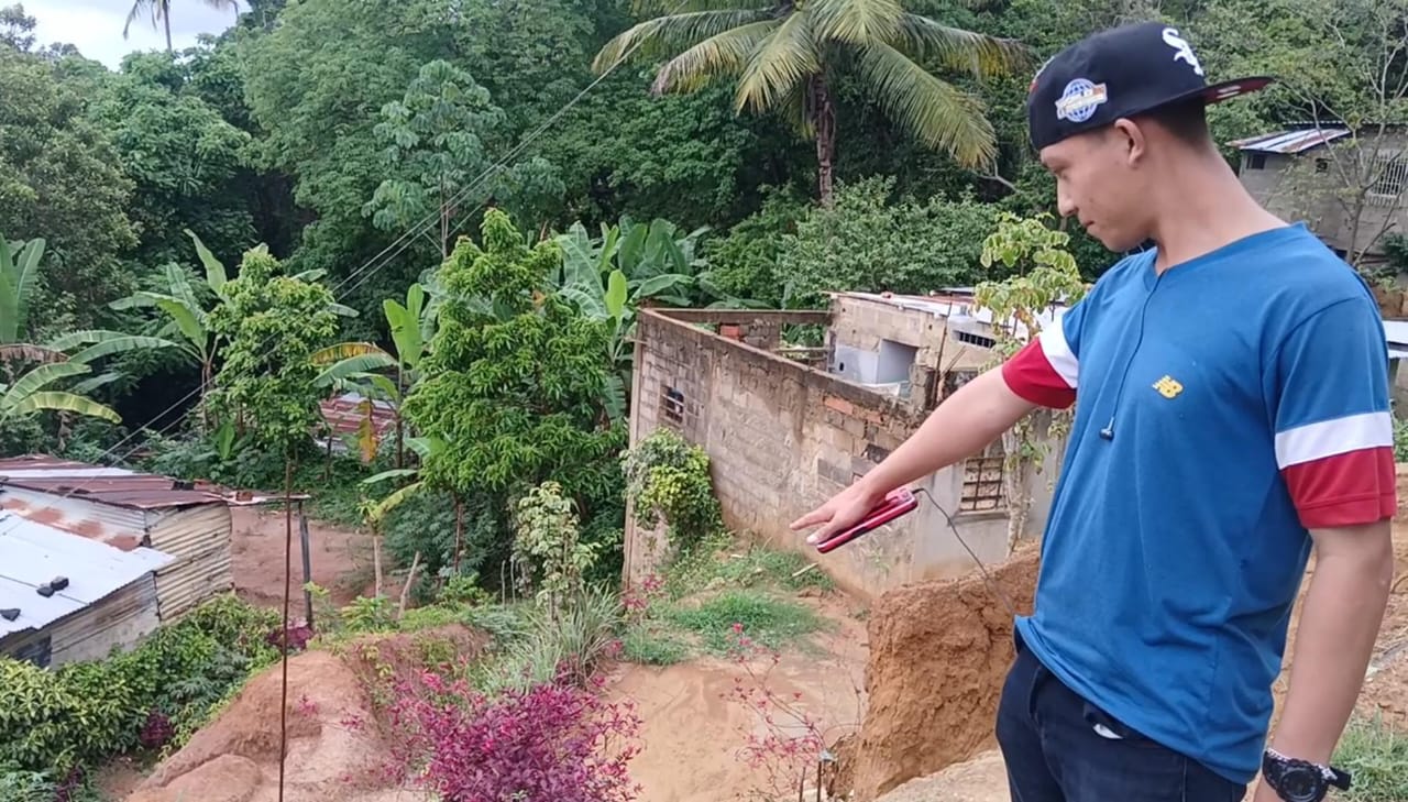 Más de 20 familias en riego por el socavamiento del terrenos de sus viviendas en Palo Negro