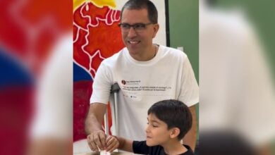Jorge Arreaza: El pueblo está votando en paz y masivamente