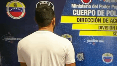 Video: Agarró a su pareja por el cabello y la arrastró por toda la calle mientras ella sostenía a un bebé