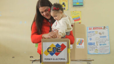 Ana Fuentes ejército su derecho al voto en el liceo Simón Bolívar de Boquerón