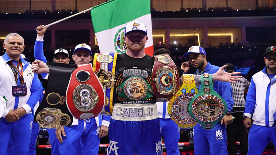 ¡Sin brillo y sin noquear! El Canelo Álvarez se proclamó campeón indiscutido supermediano (+Video)
