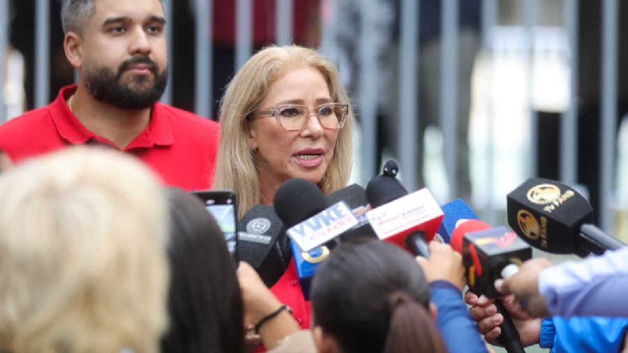 Cilia Flores tras sufragar: "Se esta votando por la paz, la democracia y la participación"