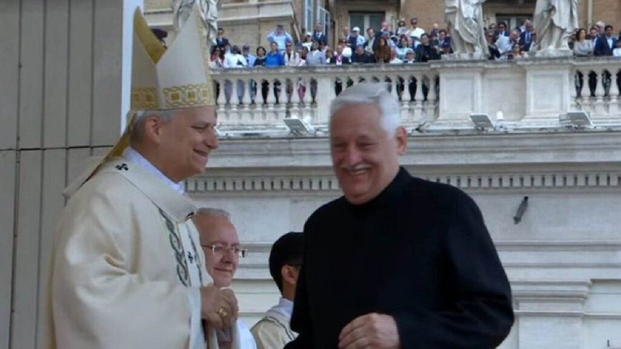 El venezolano Arturo Sosa, entre 12 representantes de la Iglesia católica que prometen obediencia ante León XIV
