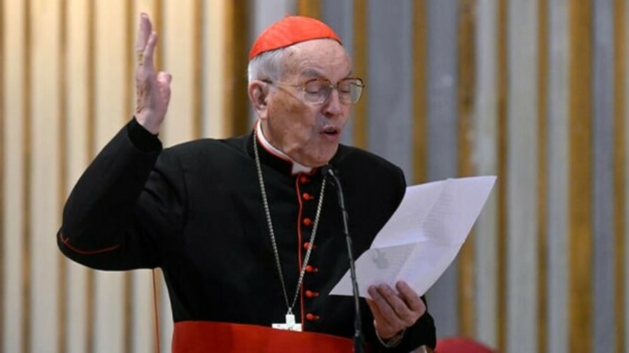 El cardenal decano pide “el papa que la humanidad necesita en este momento tan difícil”