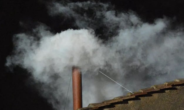 ¿Humo blanco o negro? Así funciona la chimenea que anunciará al sucesor del papa Francisco