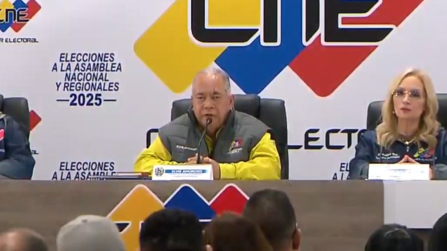 CNE extiende una hora más jornada de votación ante presencia de electores en colas