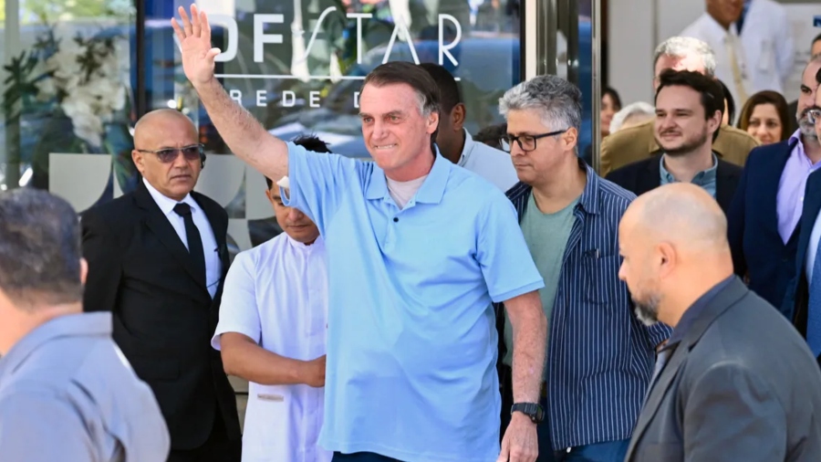 Bolsonaro sale del hospital tras tres semanas ingresado por una cirugía intestinal
