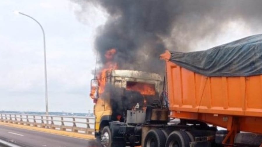 Gandola se incendió en el puente Rafael Urdaneta sobre el Lago de Maracaibo