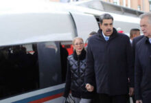 A su llegada a la estación del tren Moskovsky, el jefe de Estado fue recibido por el gobernador de San Petersburgo, Aleksánder Beglov