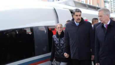 A su llegada a la estación del tren Moskovsky, el jefe de Estado fue recibido por el gobernador de San Petersburgo, Aleksánder Beglov