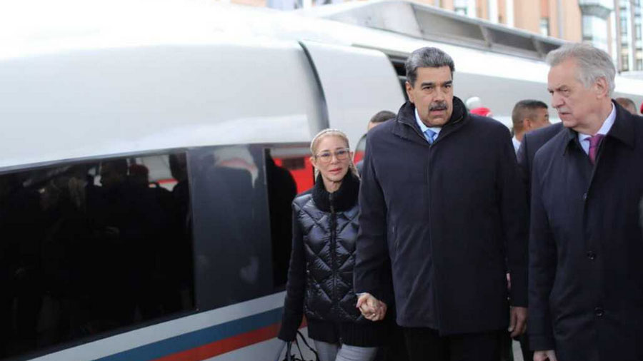 A su llegada a la estación del tren Moskovsky, el jefe de Estado fue recibido por el gobernador de San Petersburgo, Aleksánder Beglov