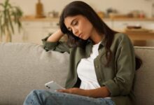 Cómo reconocer a una persona infeliz en 3 frases, según la psicología