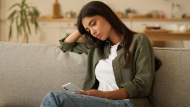 Cómo reconocer a una persona infeliz en 3 frases, según la psicología