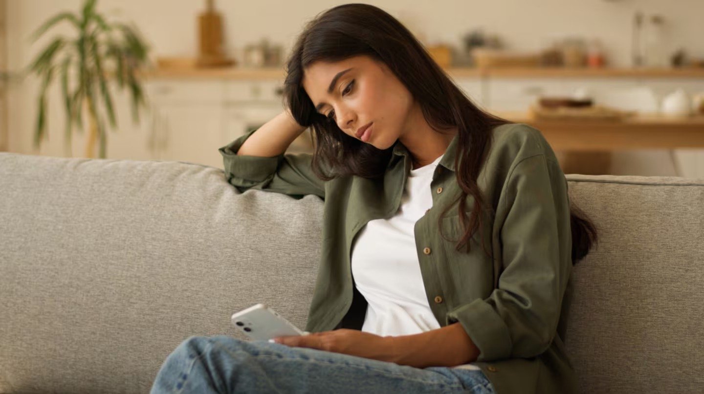 Cómo reconocer a una persona infeliz en 3 frases, según la psicología