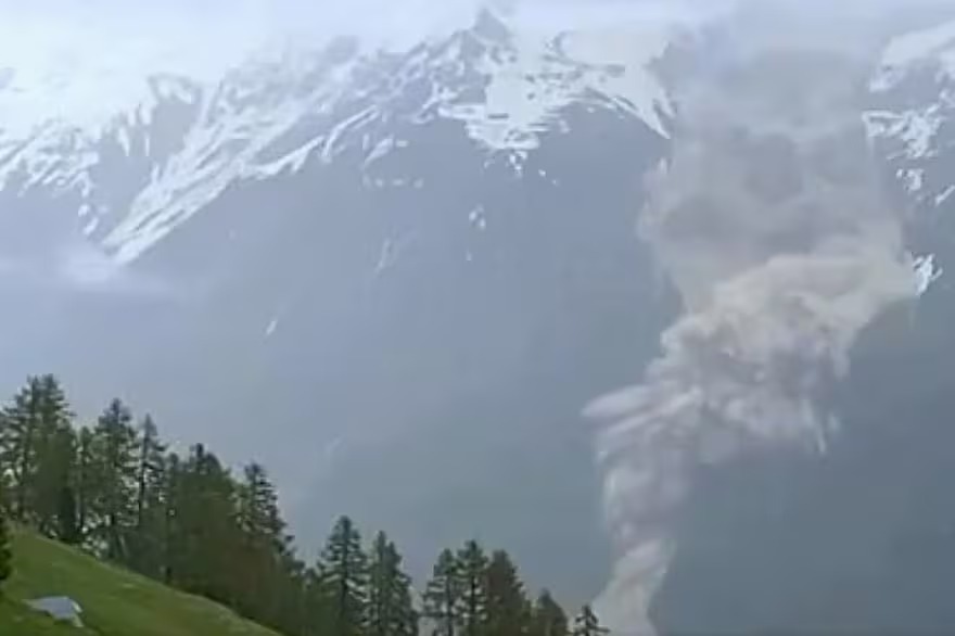 Video: Una avalancha de hielo y piedras sepulta un pueblo de Suiza tras el colapso de un glaciar