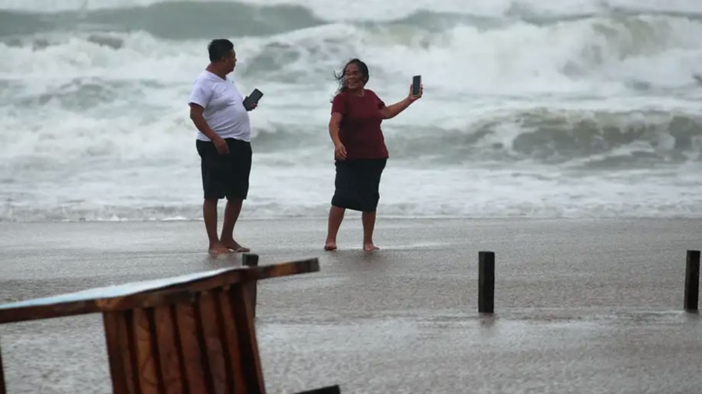 México alerta de oleaje y fuertes lluvias por tormenta Alvin