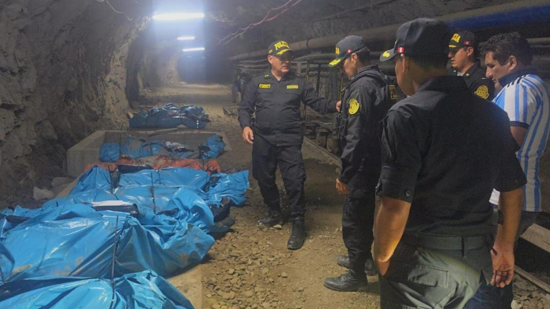 La mandataria peruana, Dina Boluarte, también suspendió la actividad minera durante 30 días en la zona afectada con el fin de facilitar la instalación de los organismos de seguridad en el perimetro