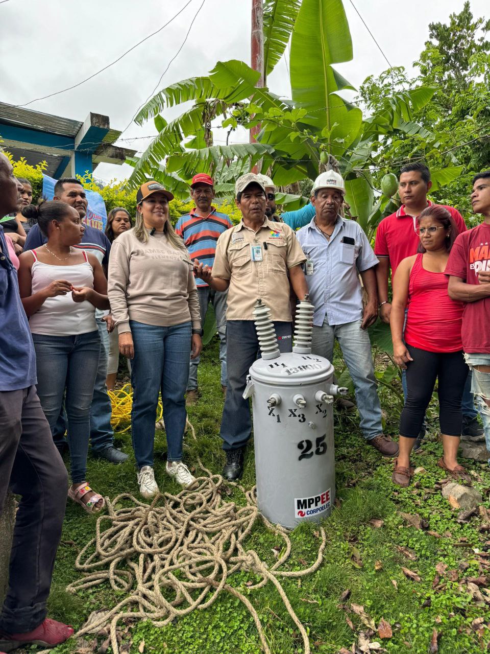 Entregan tres transformadores para mejorar servicio eléctrico en Acosta