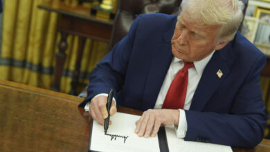 El Supremo permite al Gobierno Trump retirar la residencia temporal a 532.000 migrantes