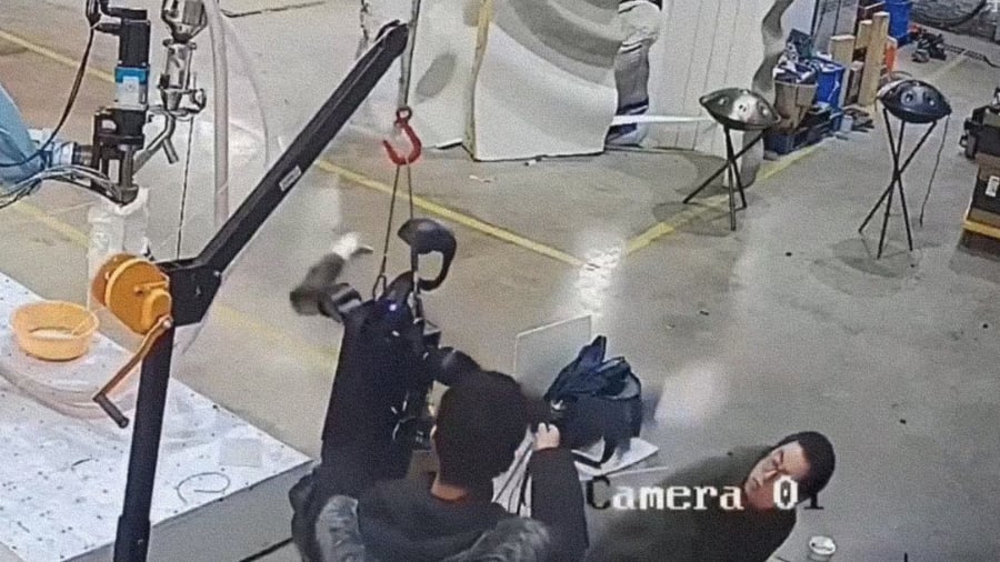 (+Video) Robot humanoide chino se vuelve "Terminator" e intenta rebelarse