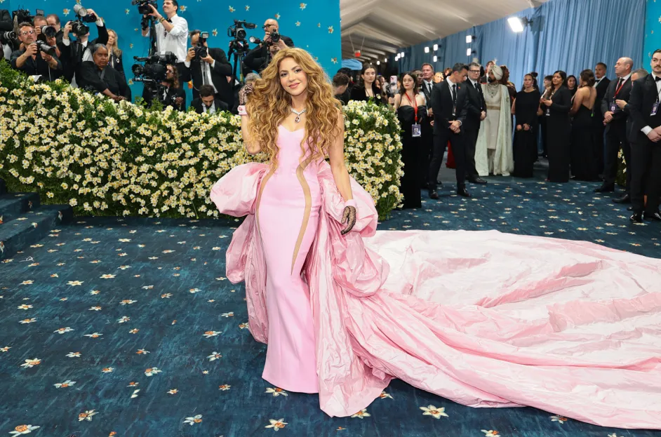 Shakira deslumbra con un vestido rosa de ensueño en la Met Gala 2025