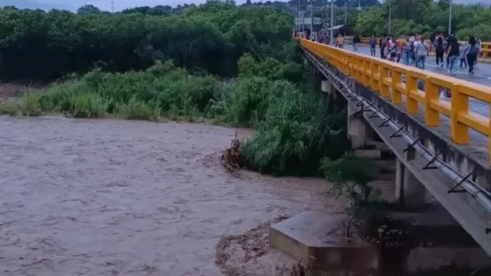 Hallan el cuerpo de una mujer que fue arrastrada por río en San Cristóbal