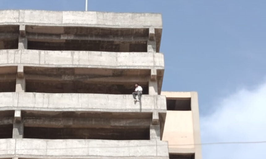 Rescatan a hombre que intentó suicidarse en un centro comercial de Zulia