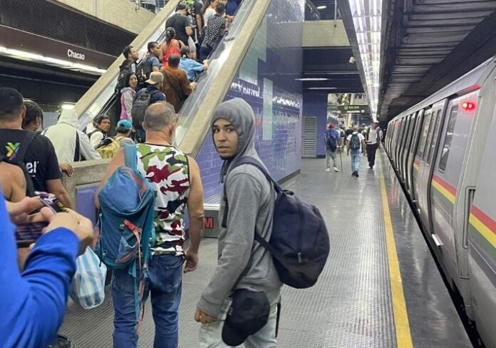 Hombre se lanza a los rieles del Metro de Caracas