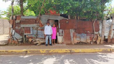 Abuelos que perdieron su hogar en La Av. Bella Vista llevan 2 años en espera de ayuda.