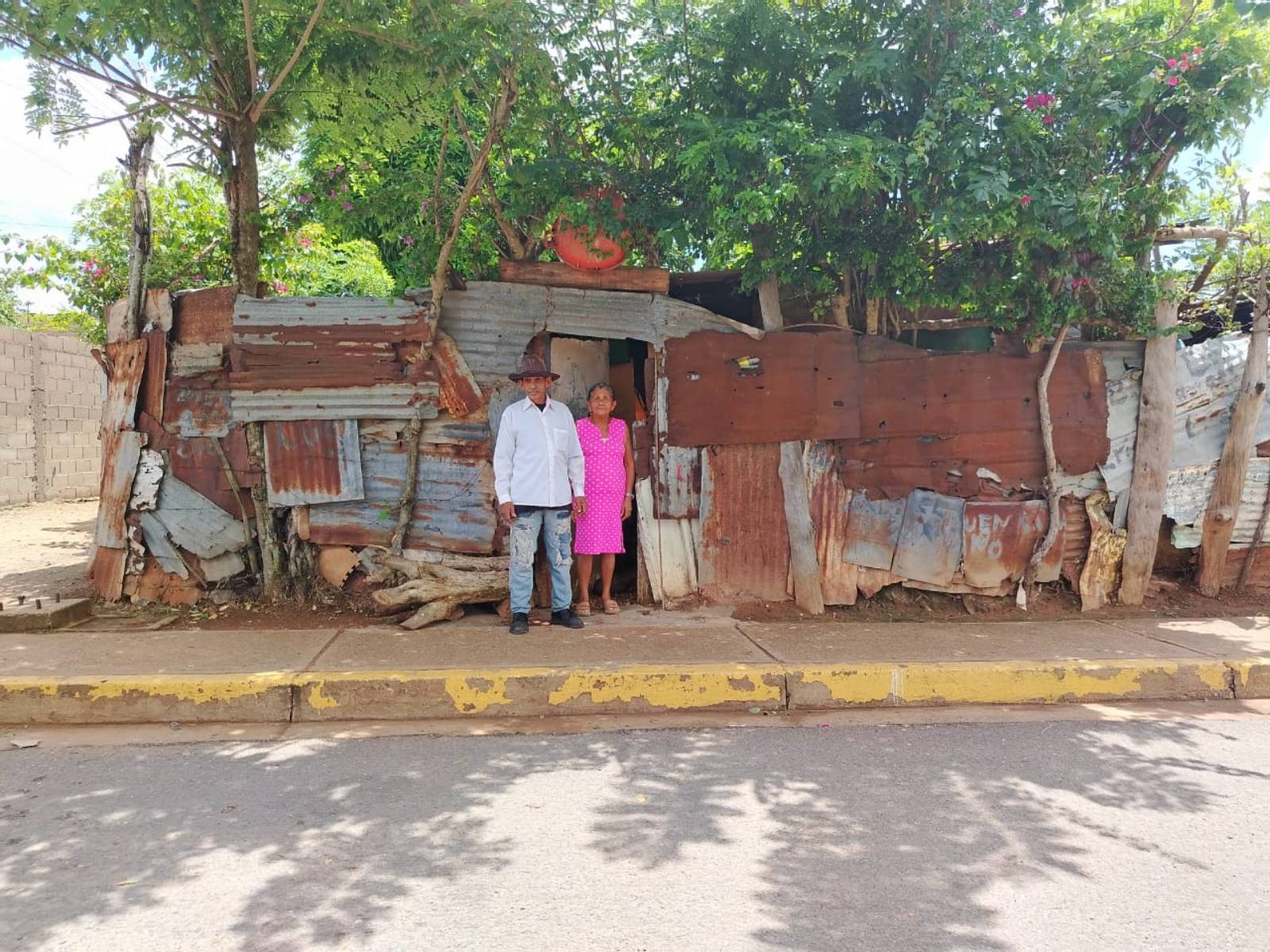 Abuelos que perdieron su hogar en La Av. Bella Vista llevan 2 años en espera de ayuda.