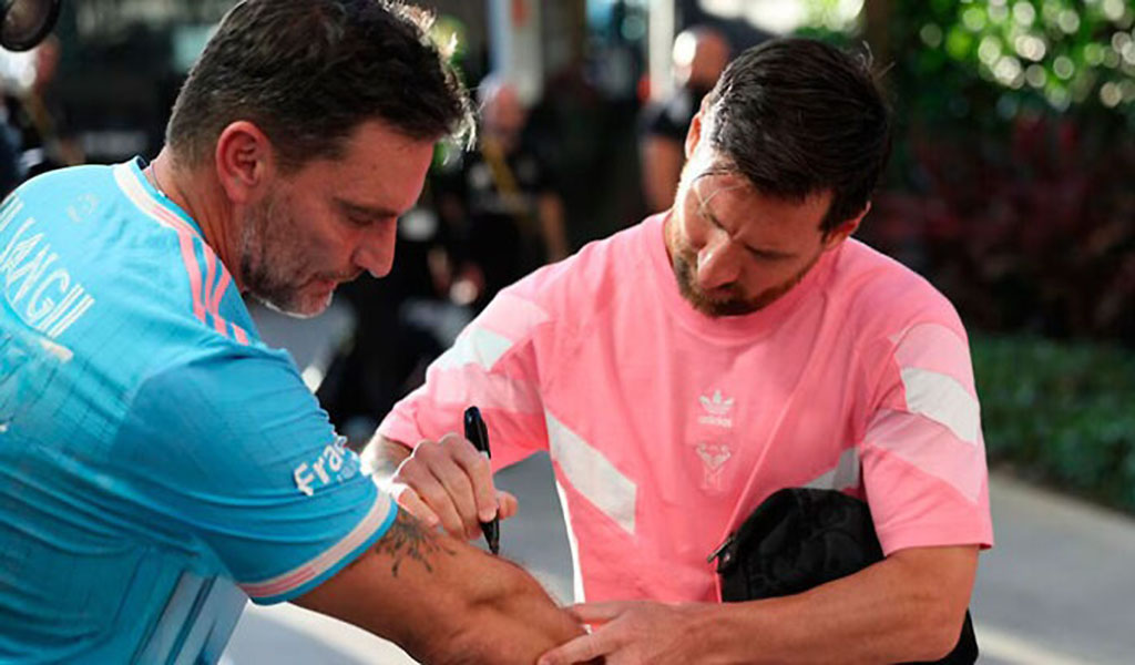 Actor Julián Gil se tatuó la firma de Messi en su brazo tras conocerlo en Miami
