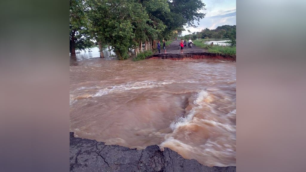 Colapsa acceso vial en alto Apure tras desbordarse el río Sarare