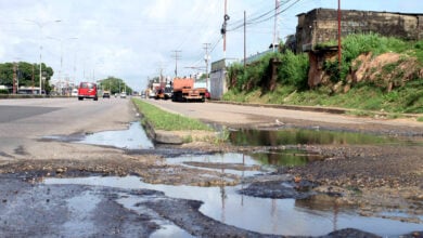 Reportan desborde de aguas servidas en un tramo de la avenida Bella Vista
