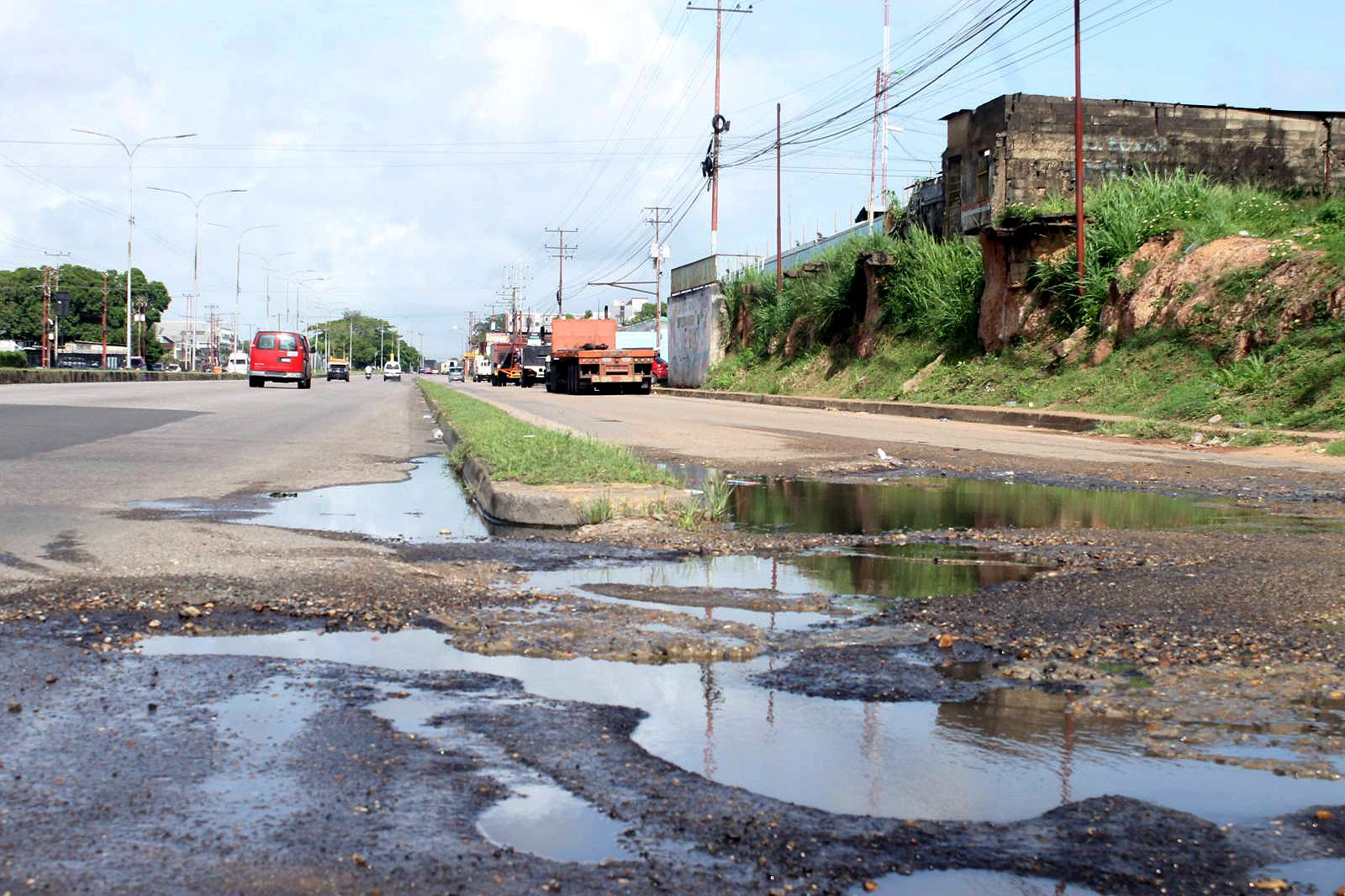 Reportan desborde de aguas servidas en un tramo de la avenida Bella Vista