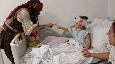 Johnny Depp se vistió de Jack Sparrow y sorprendió a los niños en hospital oncológico de Madrid