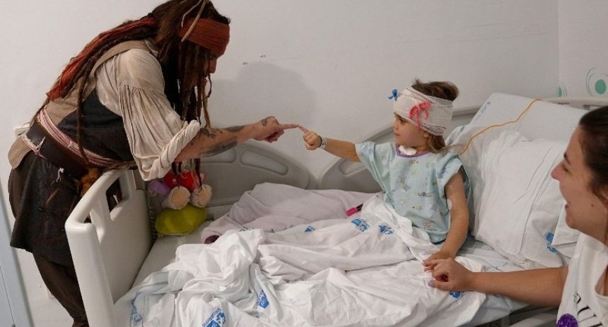 Johnny Depp se vistió de Jack Sparrow y sorprendió a los niños en hospital oncológico de Madrid