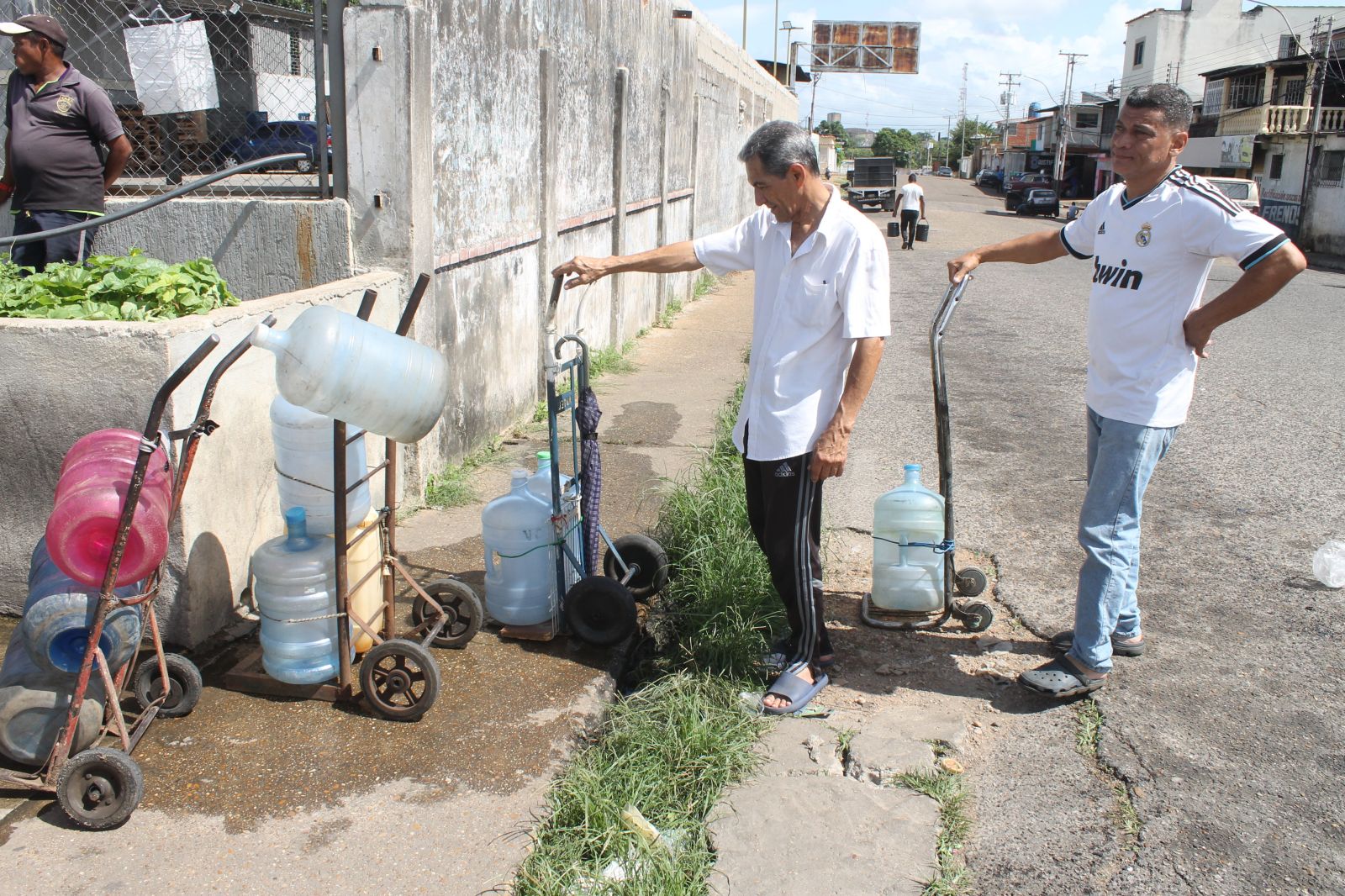 Un aproximado de dos meses sin agua tienen en el sector Fundemos