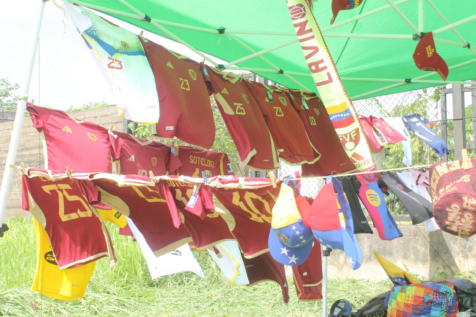 Vendedores de franelas de La Vinotinto reportan bajas ventas