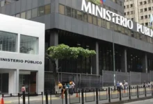 Fiscalía investiga a madre por arrodillar a niños sobre chapas