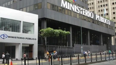 Fiscalía investiga a madre por arrodillar a niños sobre chapas