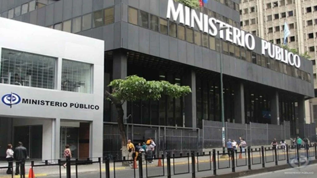 Fiscalía investiga a madre por arrodillar a niños sobre chapas