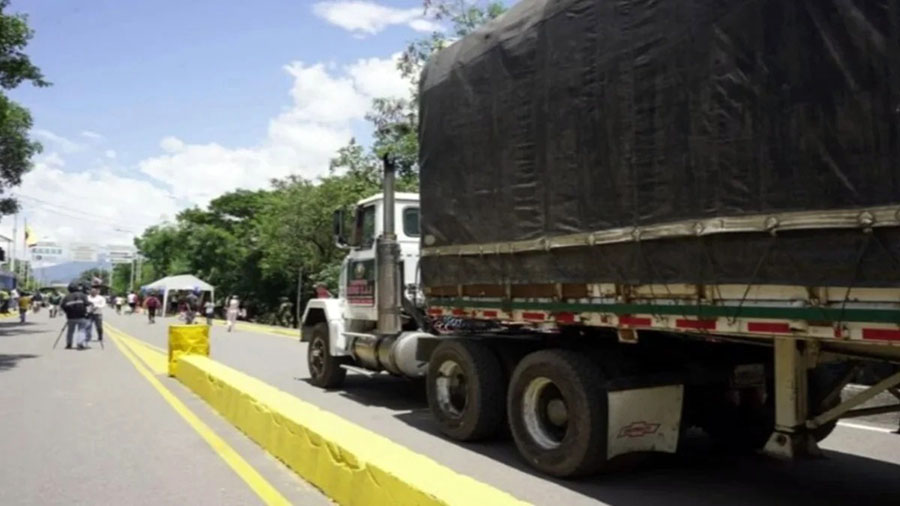 Interrumpen paso de gandolas entre Venezuela y Colombia por deterioro de las vías