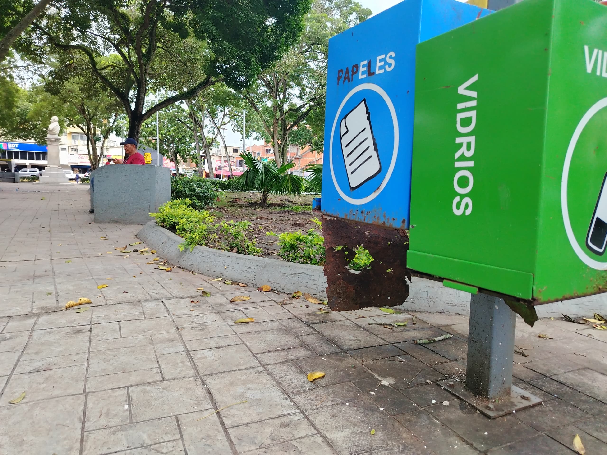 Papeleras de las plazas dañadas.