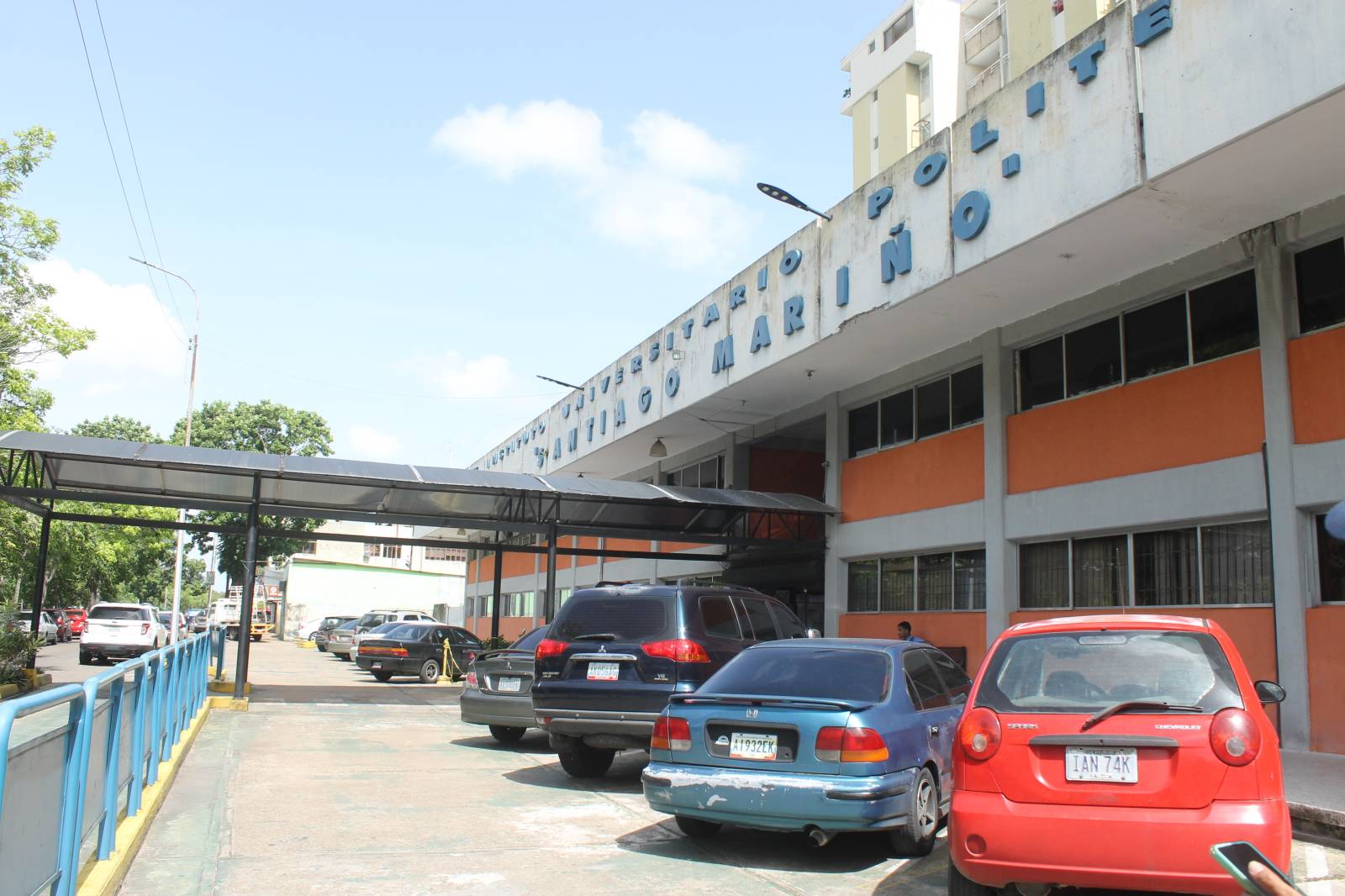 Más de 200 estudiantes de la Santiago Mariño en Maturín rechazan cobros en euros