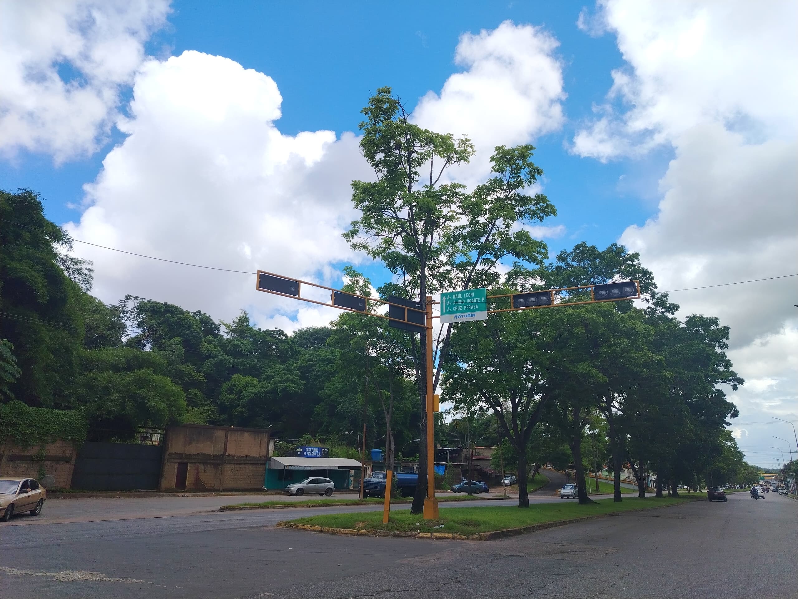 Vecinos del sector El Picacho piden reparación de los semáforos para evitar accidentes de transito.