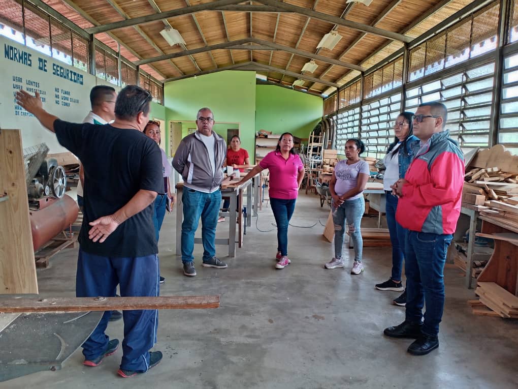 Garantizan dotación de materia prima a la carpintería de la Escuela Técnica "Félix Urabaca"