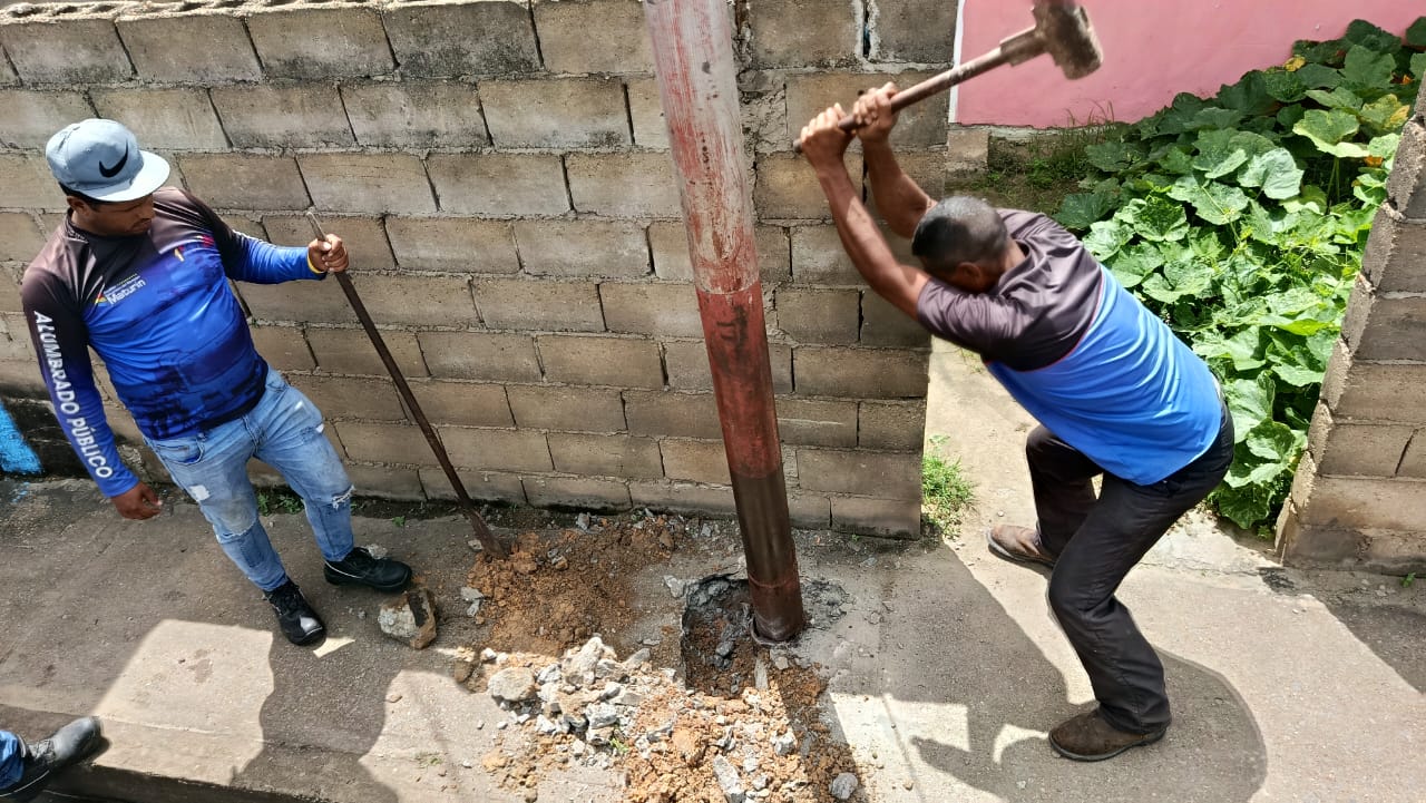 Reparan poste en Parque del Este de Maturín