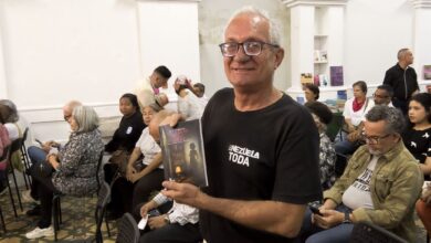 El periodista Régulo Párraga presentó su primera novela "El perro y la zorra" en la Feria Independiente del Libro de Maracaibo 2025