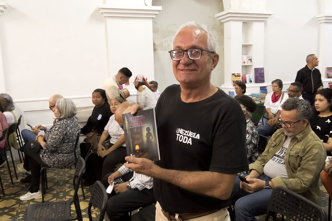 El periodista Régulo Párraga presentó su primera novela "El perro y la zorra" en la Feria Independiente del Libro de Maracaibo 2025